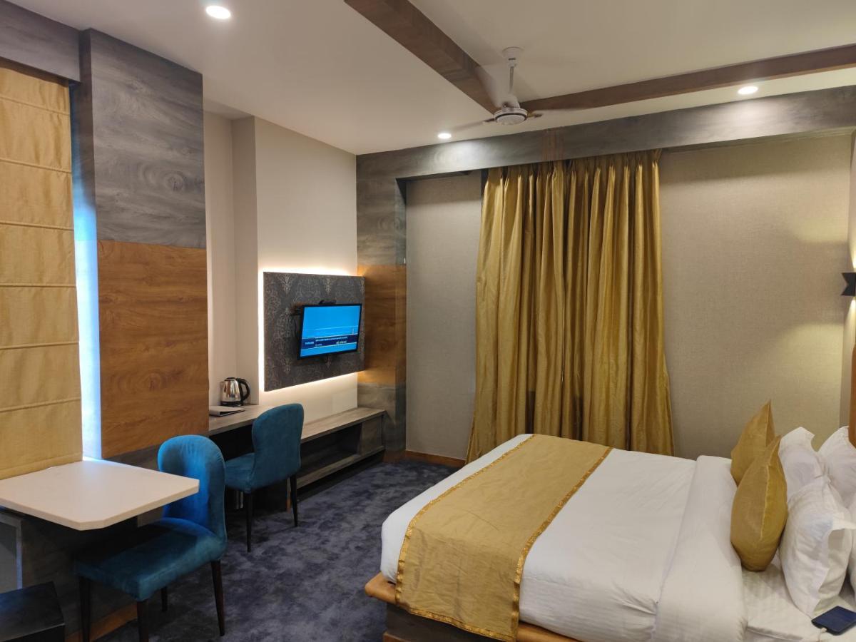 Prime Land Hotel Varanasi Bagian luar foto