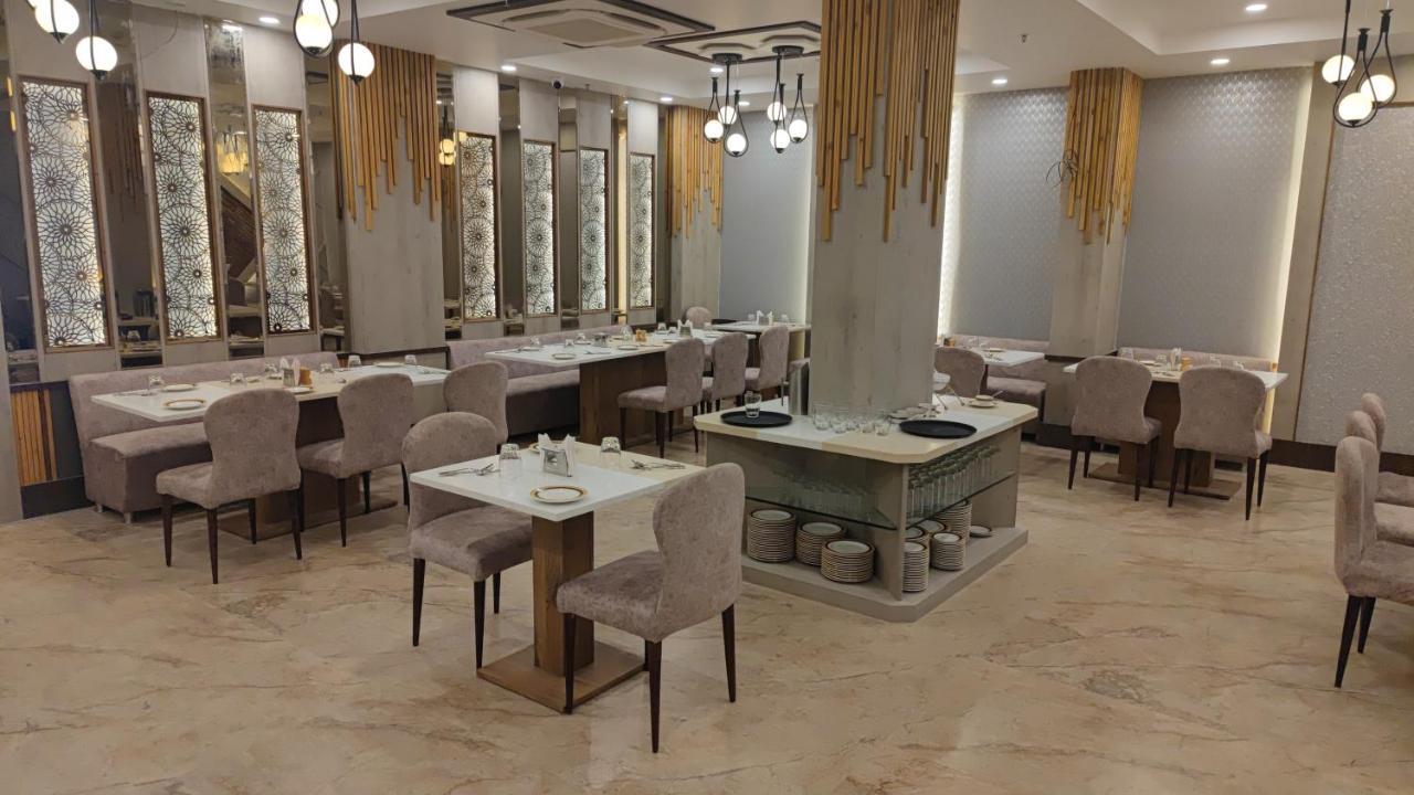 Prime Land Hotel Varanasi Bagian luar foto