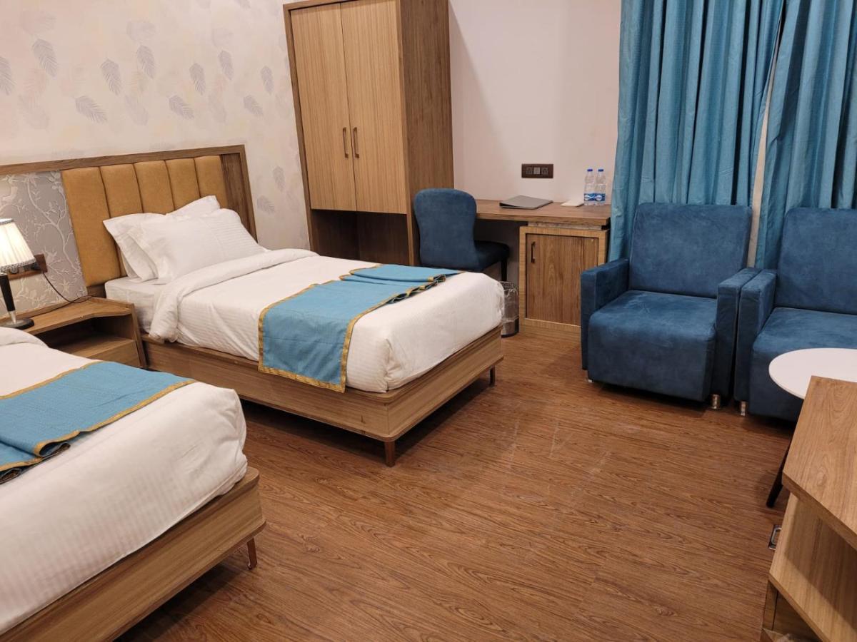 Prime Land Hotel Varanasi Bagian luar foto