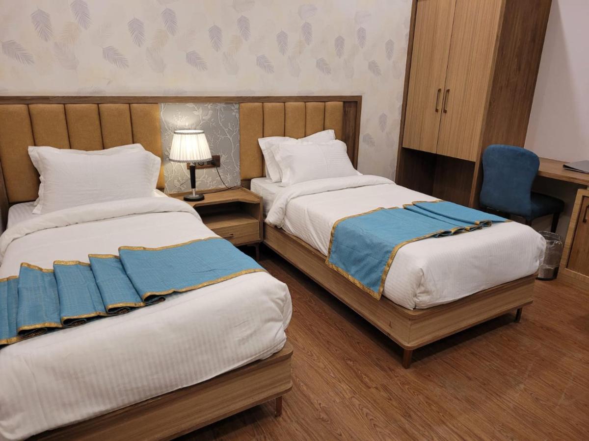 Prime Land Hotel Varanasi Bagian luar foto