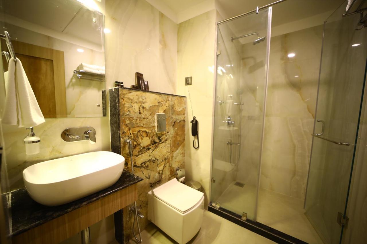 Prime Land Hotel Varanasi Bagian luar foto