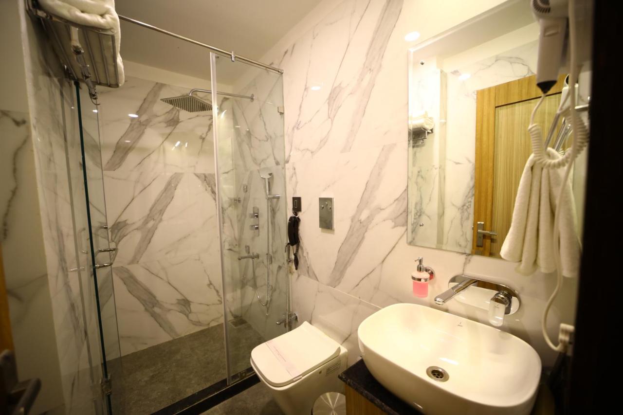 Prime Land Hotel Varanasi Bagian luar foto