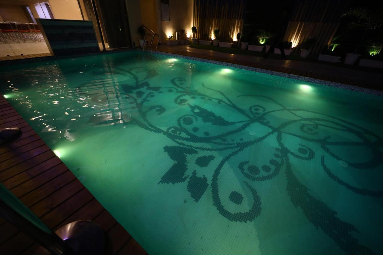 Prime Land Hotel Varanasi Bagian luar foto