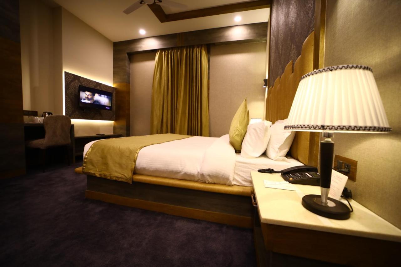 Prime Land Hotel Varanasi Bagian luar foto
