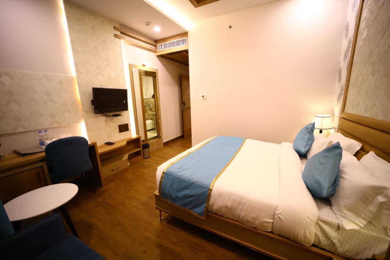 Prime Land Hotel Varanasi Bagian luar foto