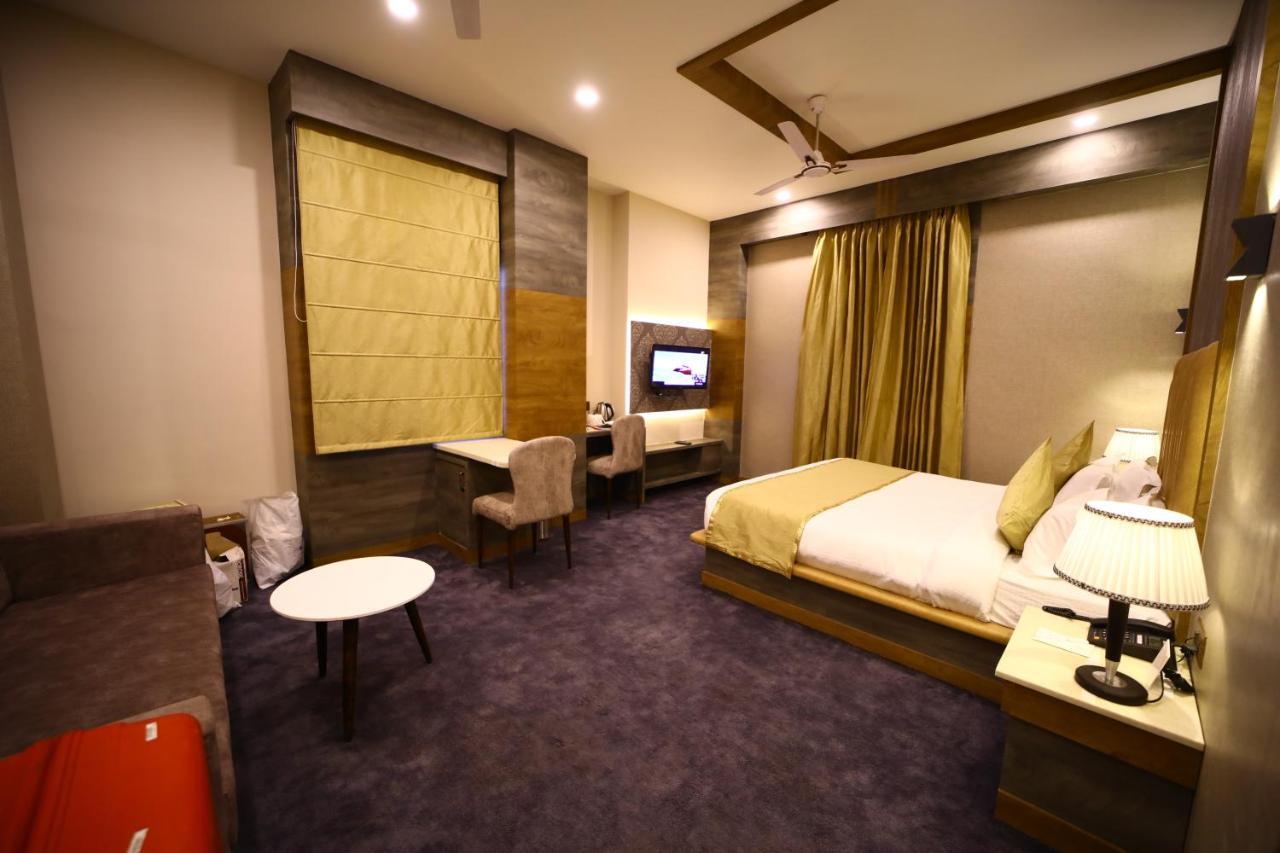 Prime Land Hotel Varanasi Bagian luar foto