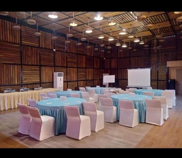 Prime Land Hotel Varanasi Bagian luar foto